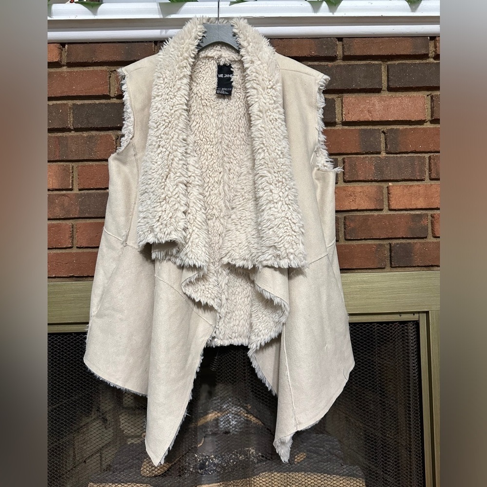 #20)  NWOT  Cream color Soft faux fur Vest Size L
